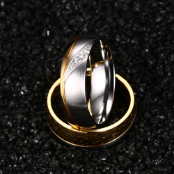 Argollas de matrimonio franja dorada y zirconias en acero inoxidable