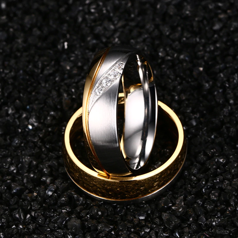 Argollas de matrimonio franja dorada y zirconias en acero inoxidable