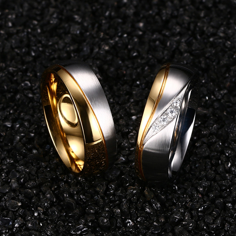 Argollas de matrimonio franja dorada y zirconias en acero inoxidable
