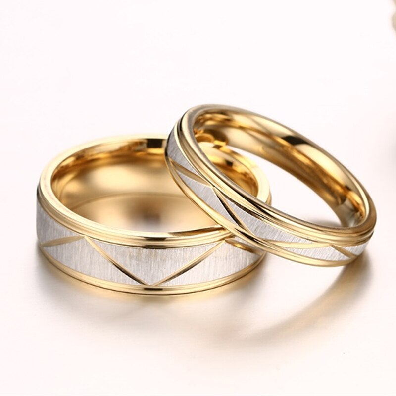Argollas de matrimonio dorado con textura mate en acero inoxidable