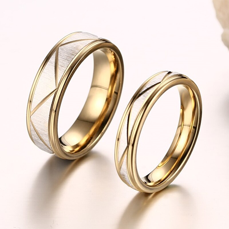 Argollas de matrimonio dorado con textura mate en acero inoxidable