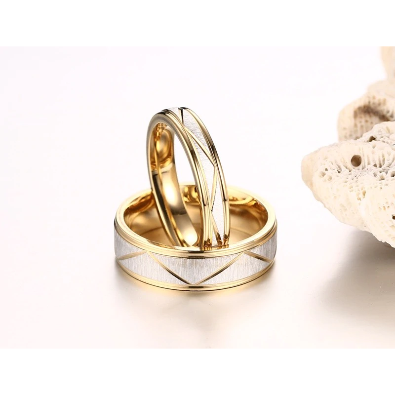 Argollas de matrimonio dorado con textura mate en acero inoxidable
