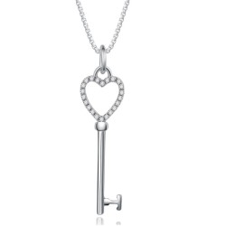 Collar con dije de llave en forma de corazón en plata