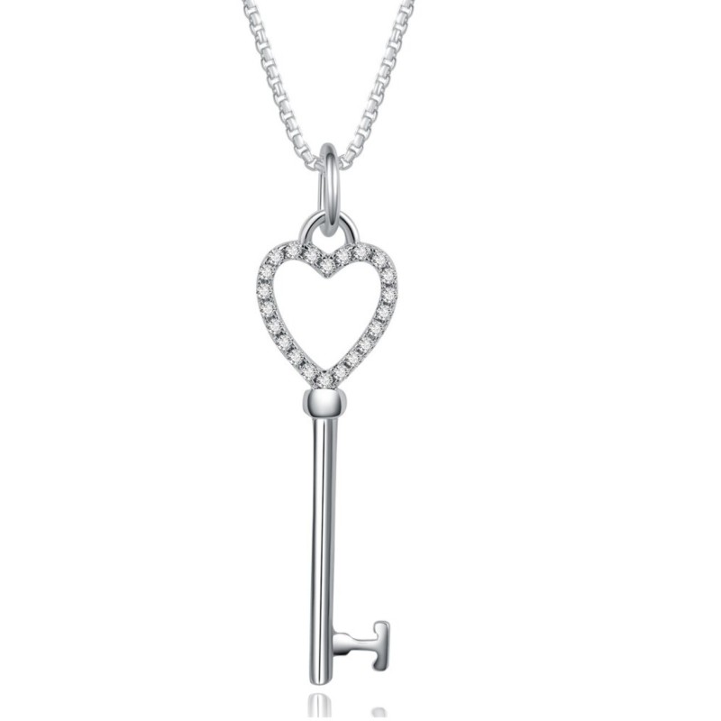 Collar con dije de llave en forma de corazón en plata