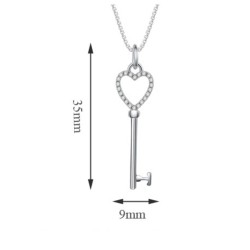 Collar con dije de llave en forma de corazón en plata
