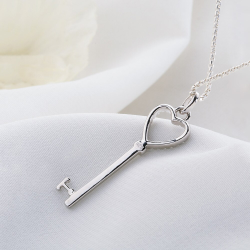 Collar con dije de llave en forma de corazón en plata