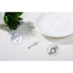 Collar con dije de llave en forma de corazón en plata