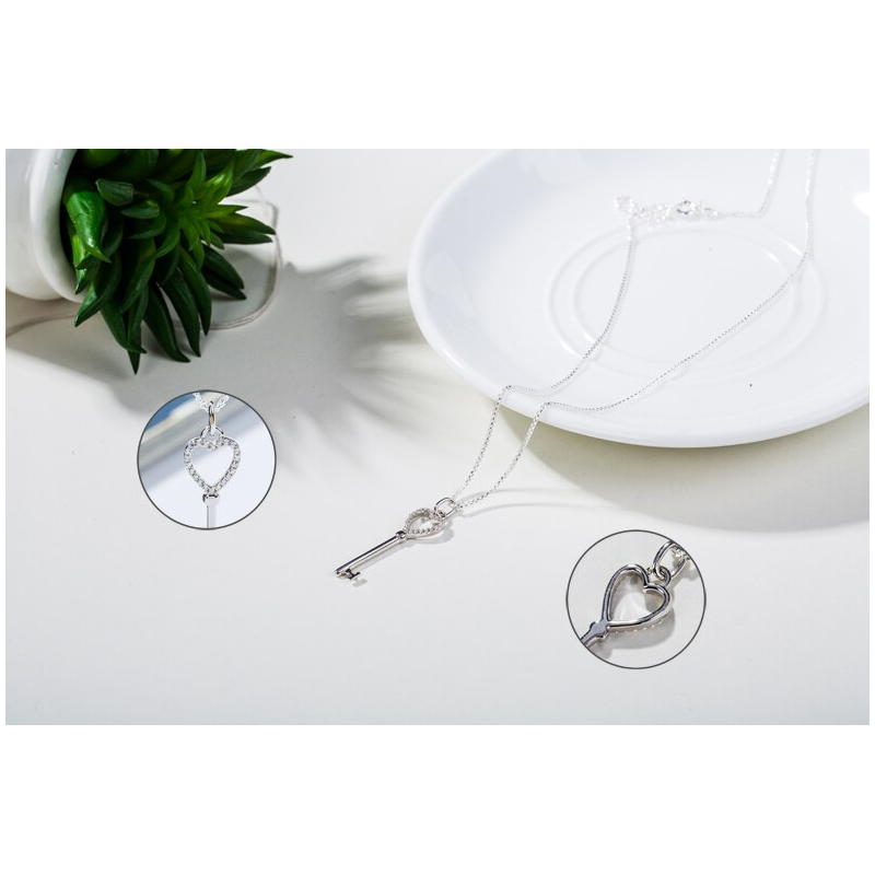 Collar con dije de llave en forma de corazón en plata
