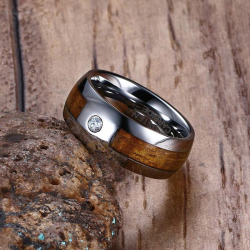 Argolla para hombre con incrustación de madera en tungsteno