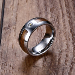 Argolla para hombre con incrustación de madera en tungsteno