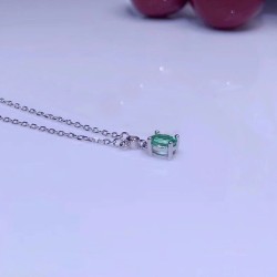 Collar de plata con esmeralda oval