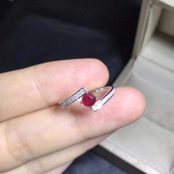 Anillo de compromiso en plata con rubí