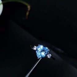 Anillo de compromiso en plata con topacio