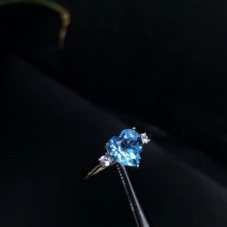 Anillo de compromiso en plata con topacio