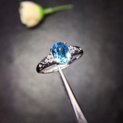 Anillo de compromiso en plata con topacio