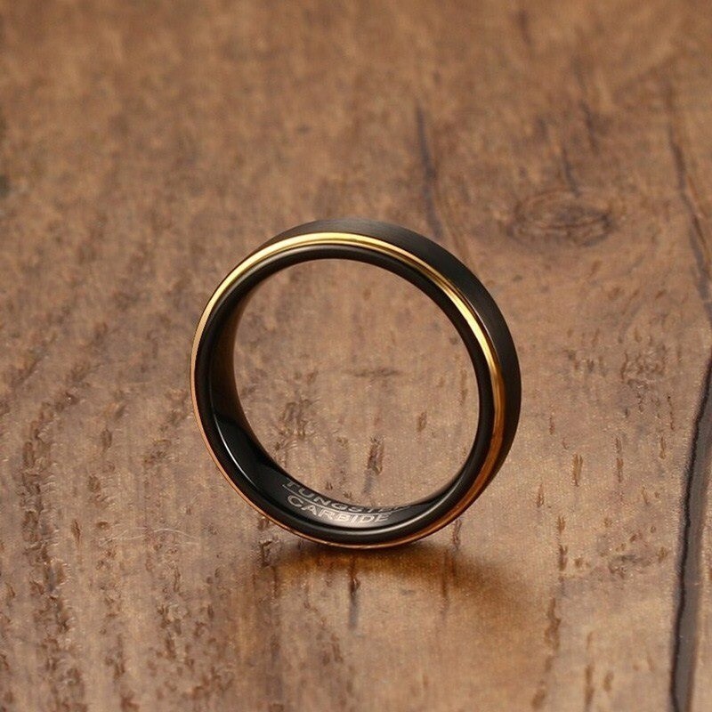 Argollas de matrimonio en tungsteno negro franja color dorado