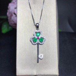 Collar con dije en plata y esmeralda de llave