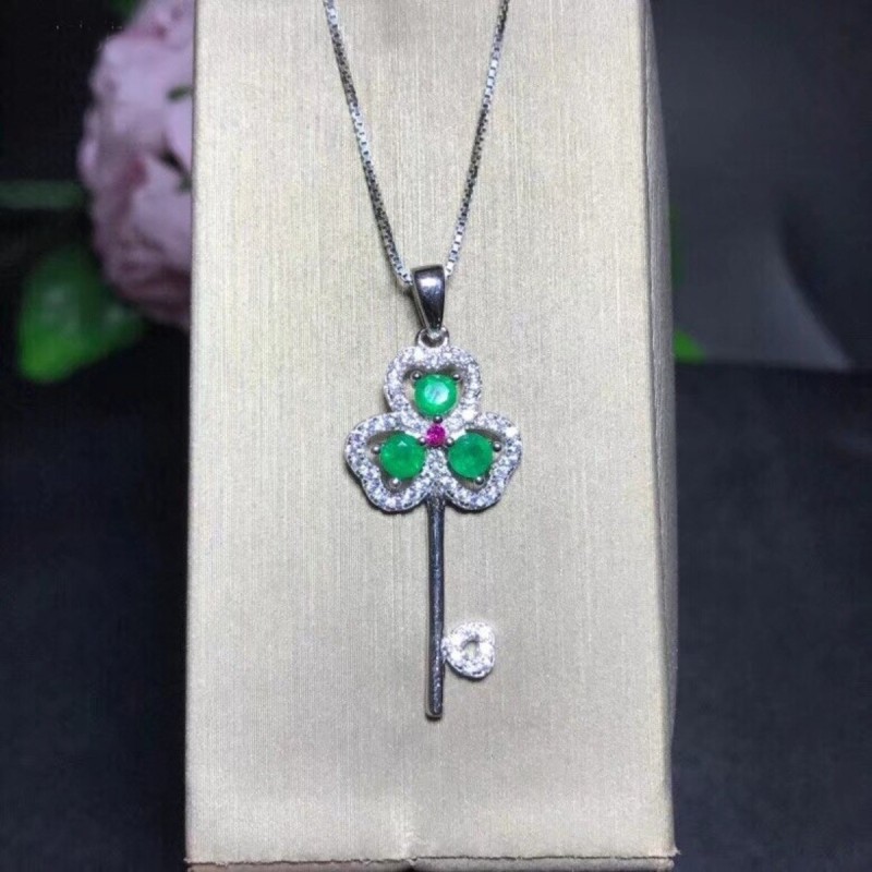 Collar con dije en plata y esmeralda de llave