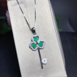 Collar con dije en plata y esmeralda de llave