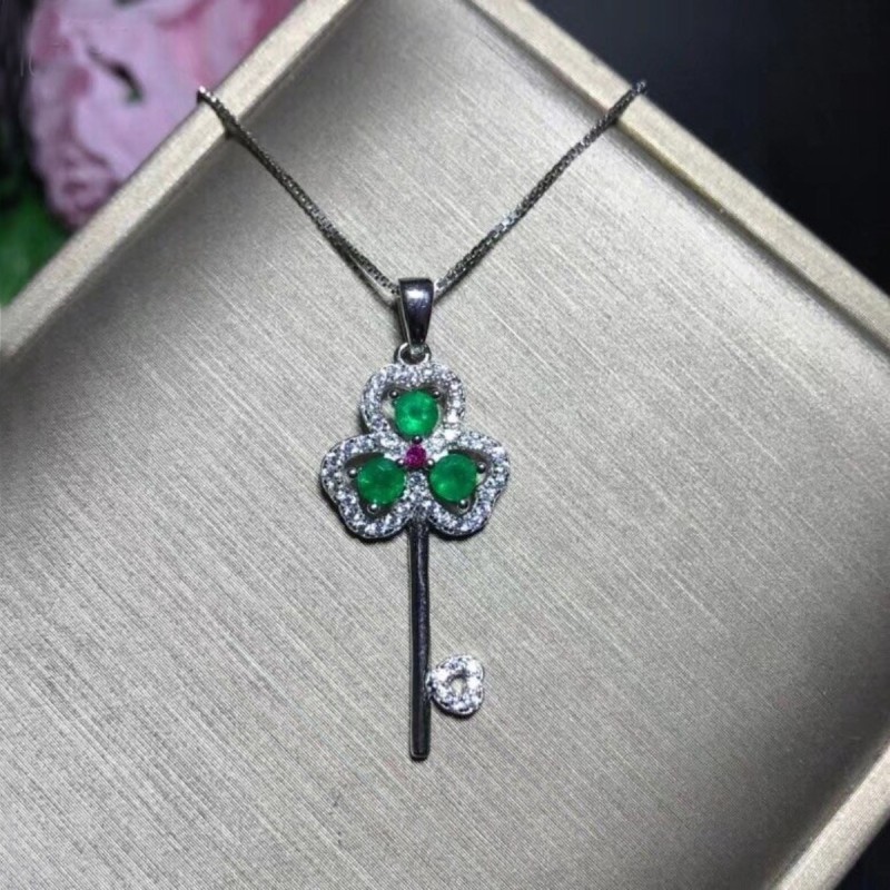 Collar con dije en plata y esmeralda de llave