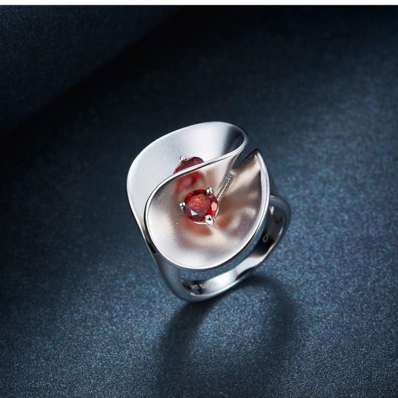 Anillo flor con granate