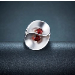 Anillo flor con granate