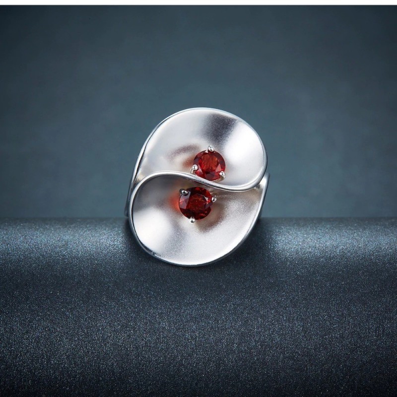 Anillo flor con granate
