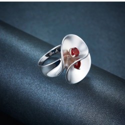 Anillo flor con granate