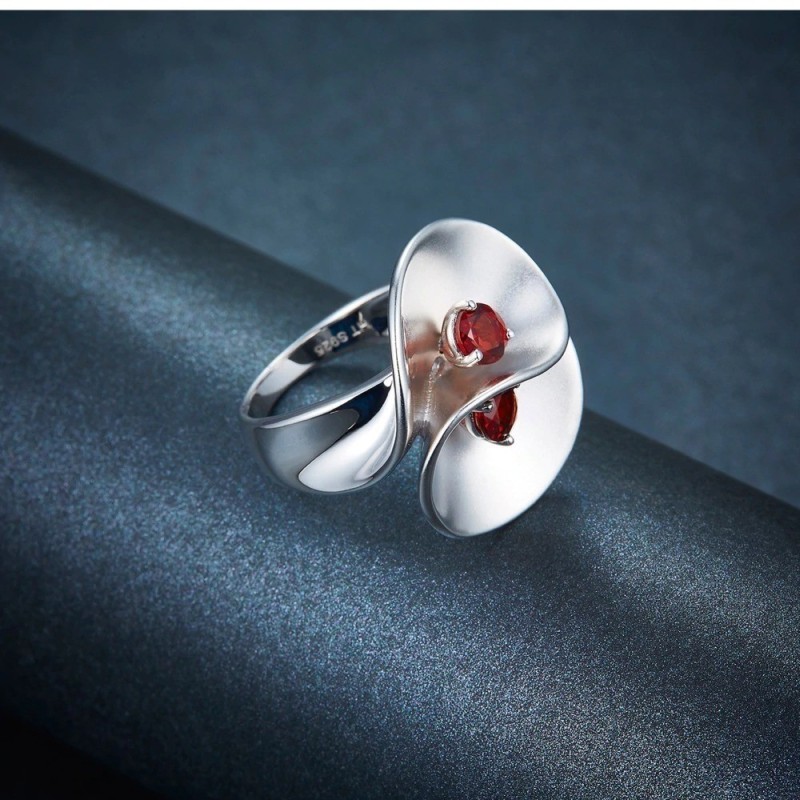 Anillo flor con granate
