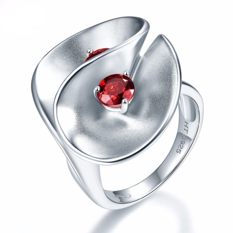 Anillo flor con granate