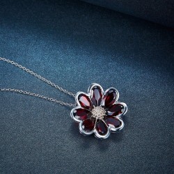 Collar con dije flor deslumbrante en plata