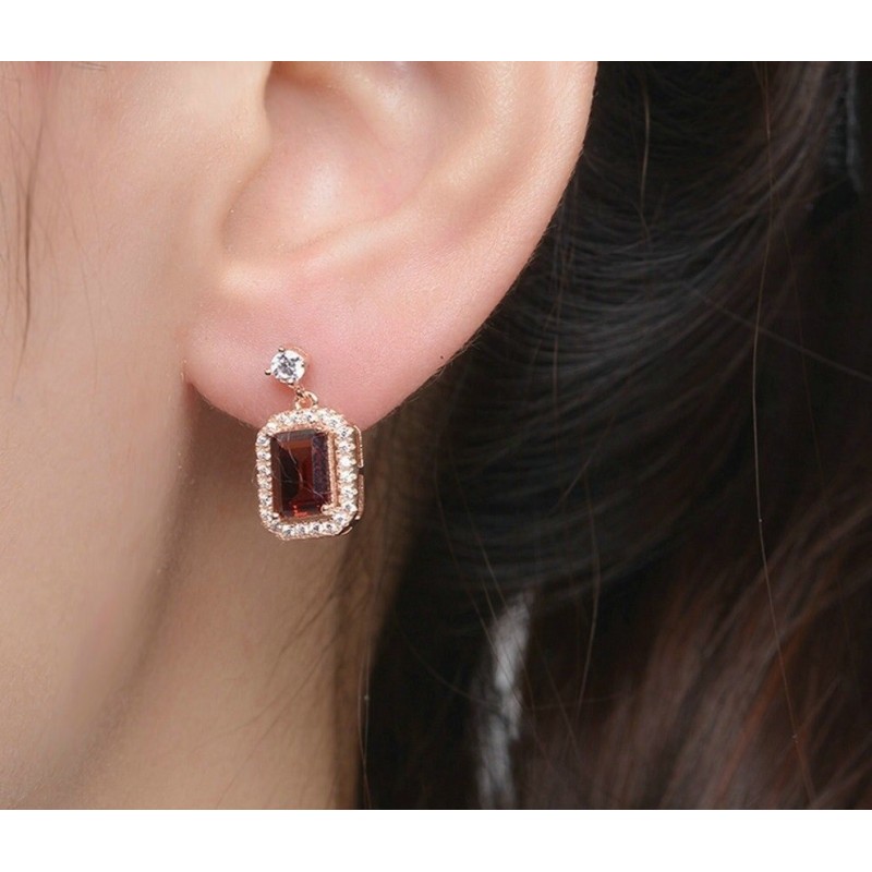 Aretes elegantes de granate en plata