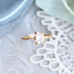 Anillo de compromiso con cristal transparente en plata