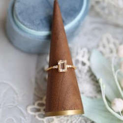 Anillo de compromiso con cristal transparente en plata