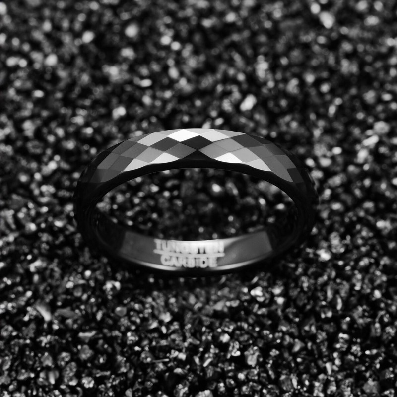 Argollas de matrimonio en tungsteno martillado multifacético