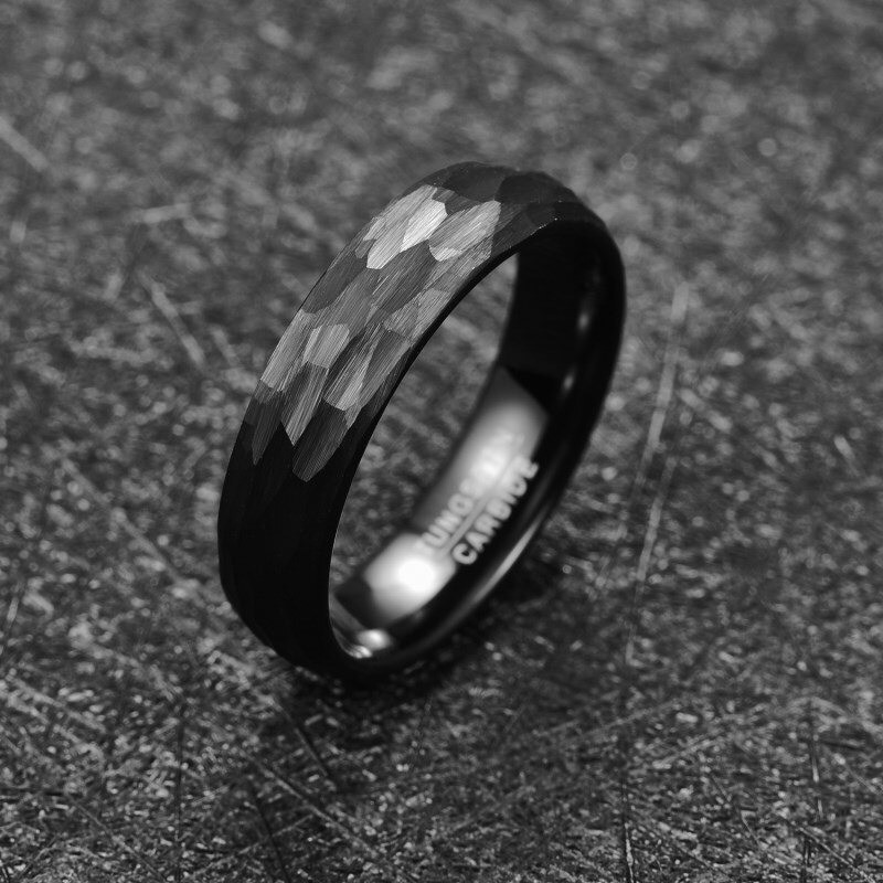 Argollas de matrimonio en tungsteno martillado multifacético