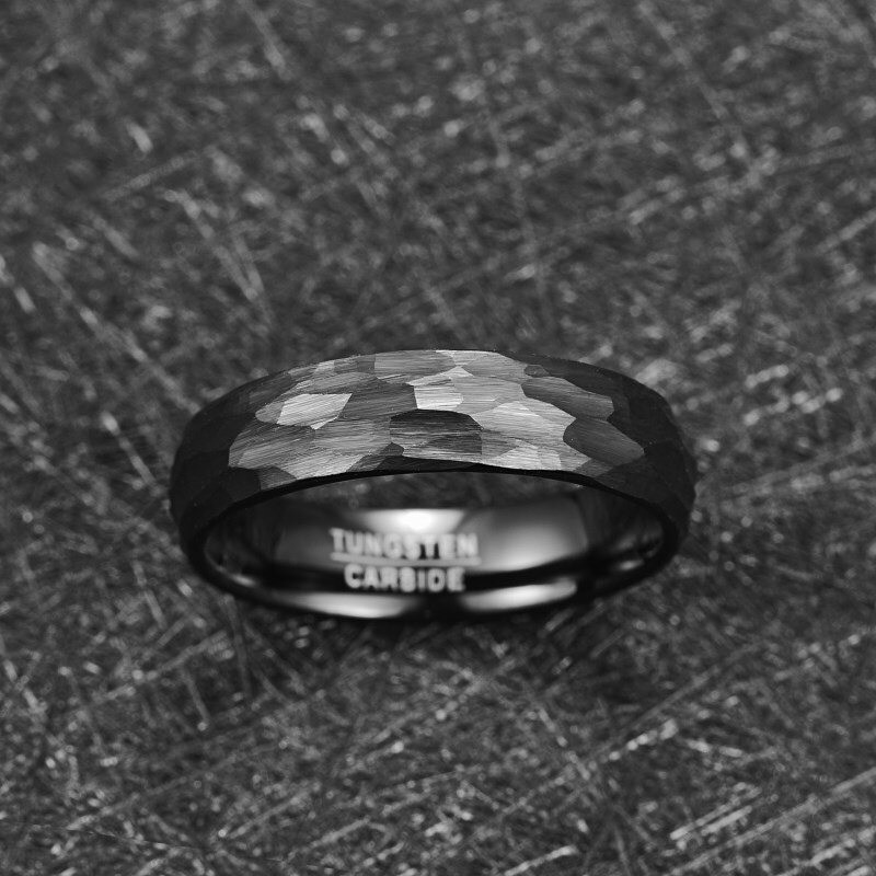 Argollas de matrimonio en tungsteno martillado multifacético