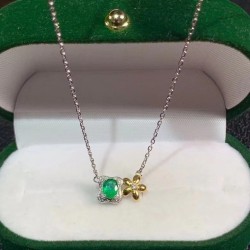 Collar con dije en plata esmeralda y flor