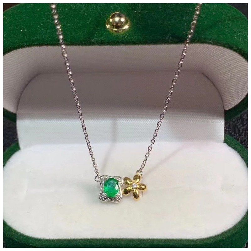 Collar con dije en plata esmeralda y flor