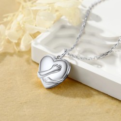 Collar relicario manos en plata