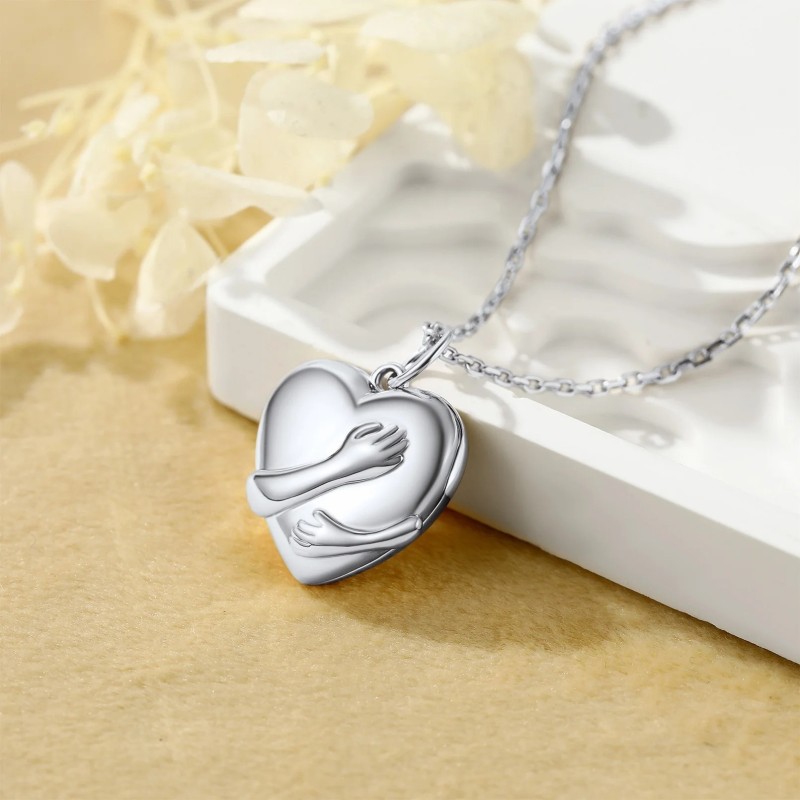 Collar relicario manos en plata