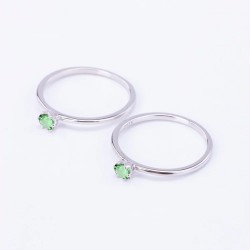Anillo de compromiso en plata clásico solitario con esmeralda