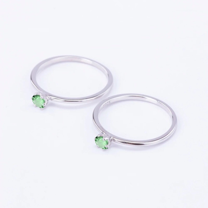 Anillo de compromiso en plata clásico solitario con esmeralda