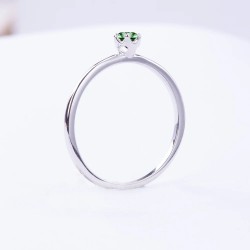 Anillo de compromiso en plata clásico solitario con esmeralda
