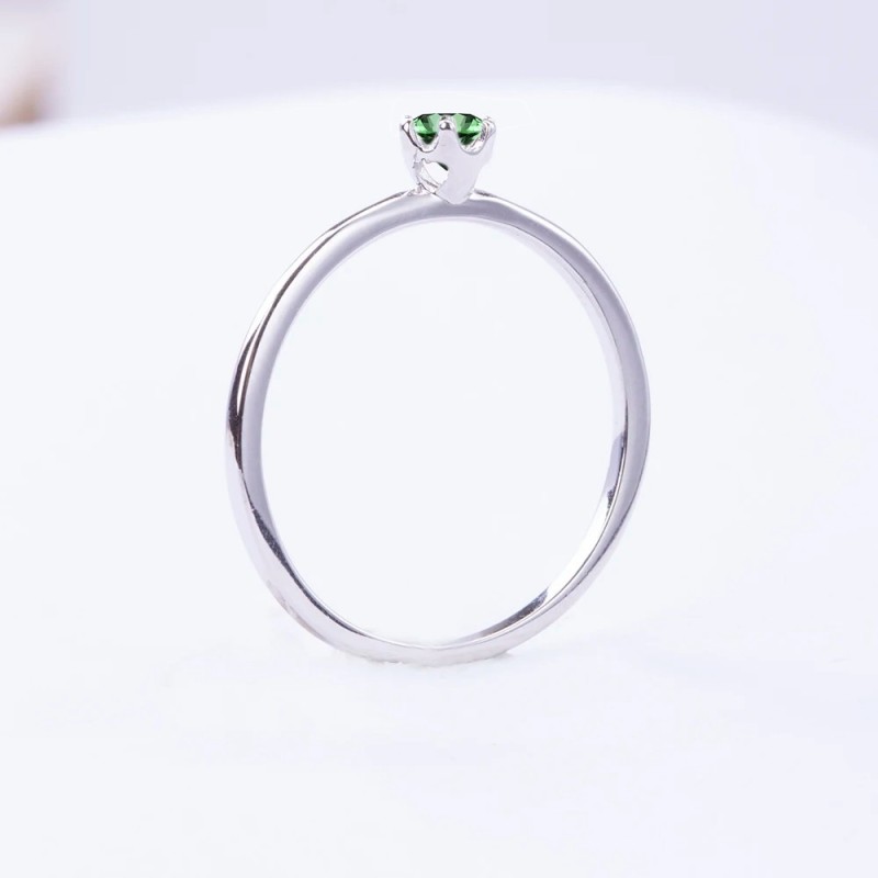 Anillo de compromiso en plata clásico solitario con esmeralda