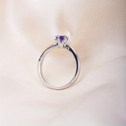 Anillo de compromiso en plata asimétrico con amatista