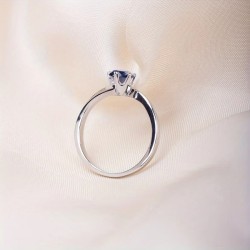 Anillo de compromiso en plata asimétrico con zafiro