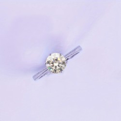 Anillo de compromiso en plata detalle de borde efecto perlado con moissanita
