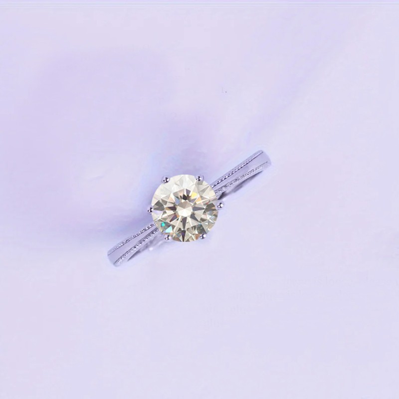 Anillo de compromiso en plata detalle de borde efecto perlado con moissanita