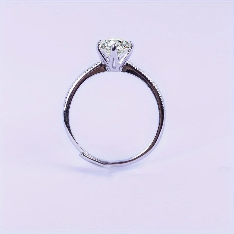 Anillo de compromiso en plata detalle de borde efecto perlado con moissanita